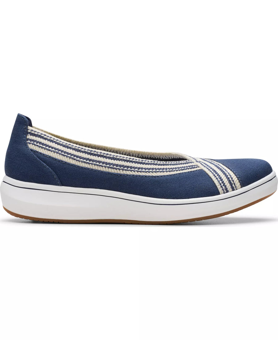 Clarks Women's Cloud Steppers Breeze Sky Air Closed Toe Shoes