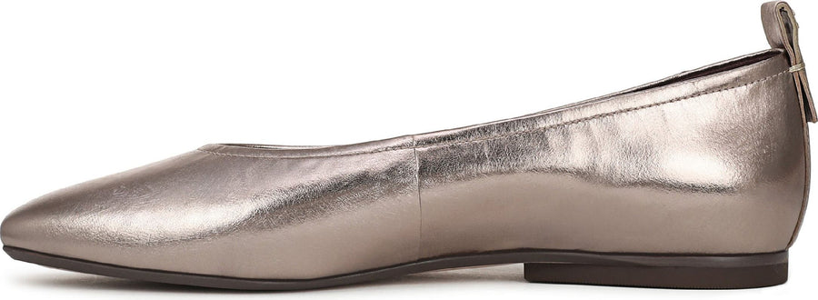 27 Edit Naturalizer Carla Flat - Women's