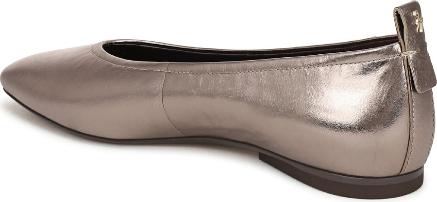 27 Edit Naturalizer Carla Flat - Women's