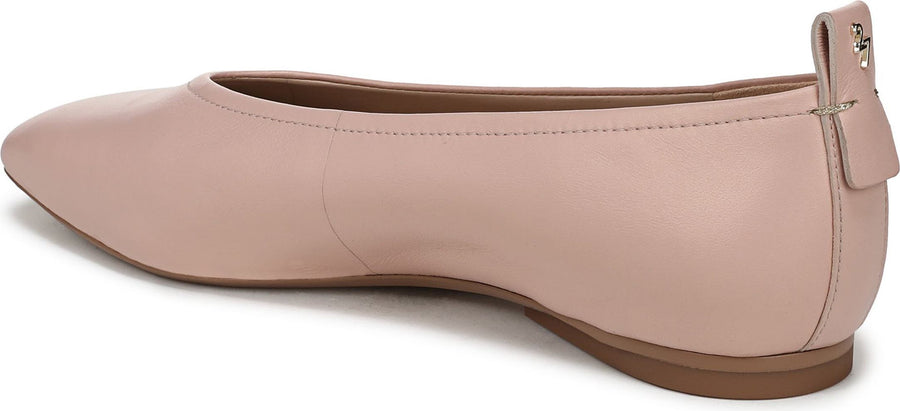 27 Edit Naturalizer Carla Flat - Women's