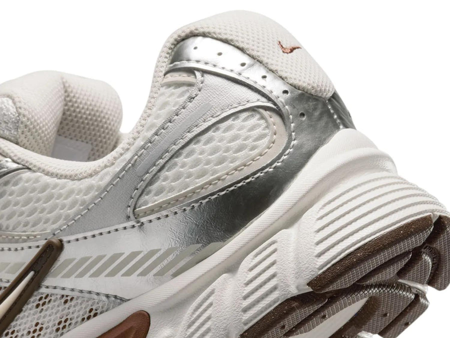 Nike V5 RNR Sneaker - Women's