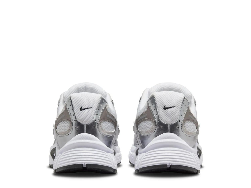 Nike V5 RNR Sneaker - Women's
