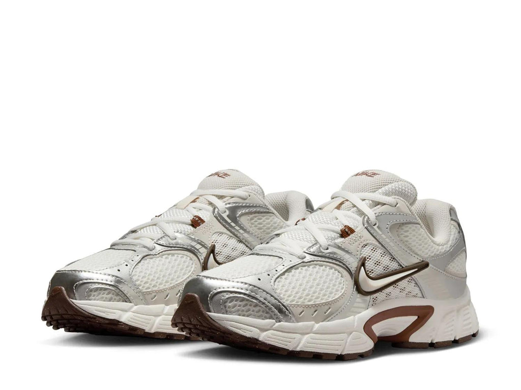 Nike V5 RNR Sneaker - Women's
