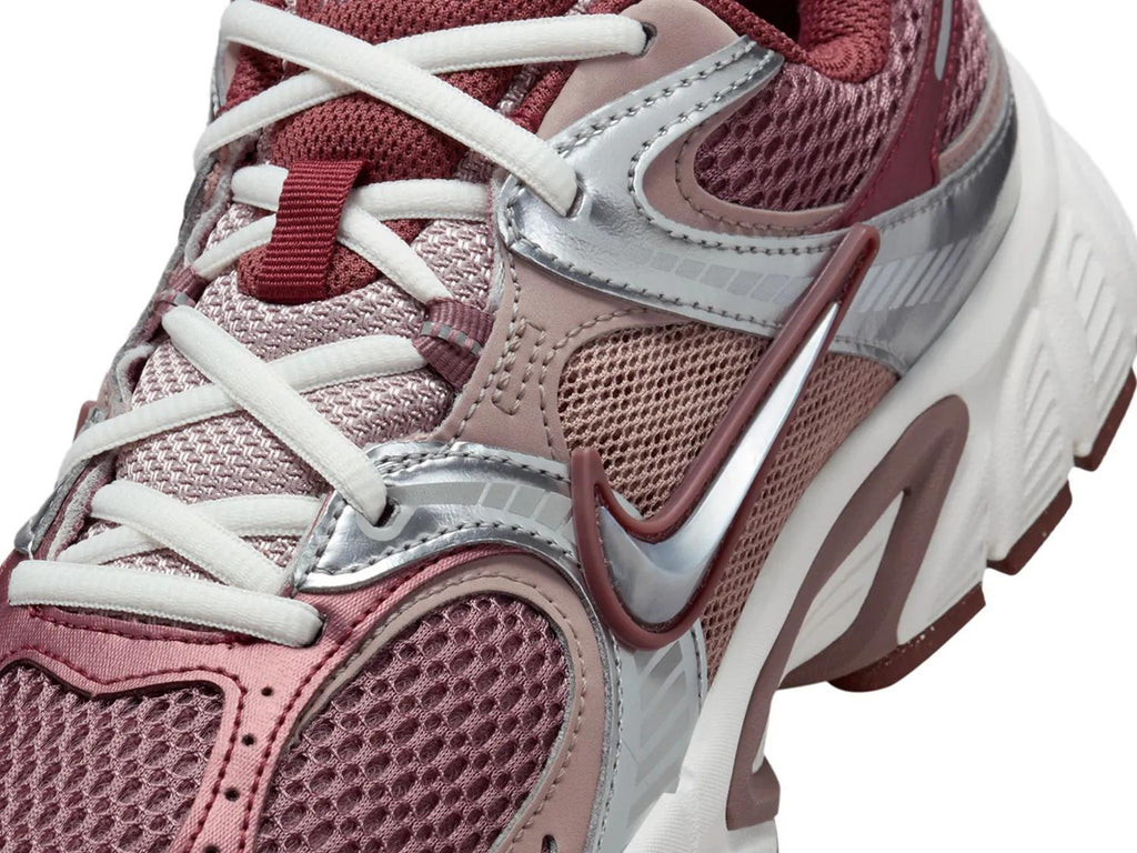 Nike V5 RNR Sneaker - Women's