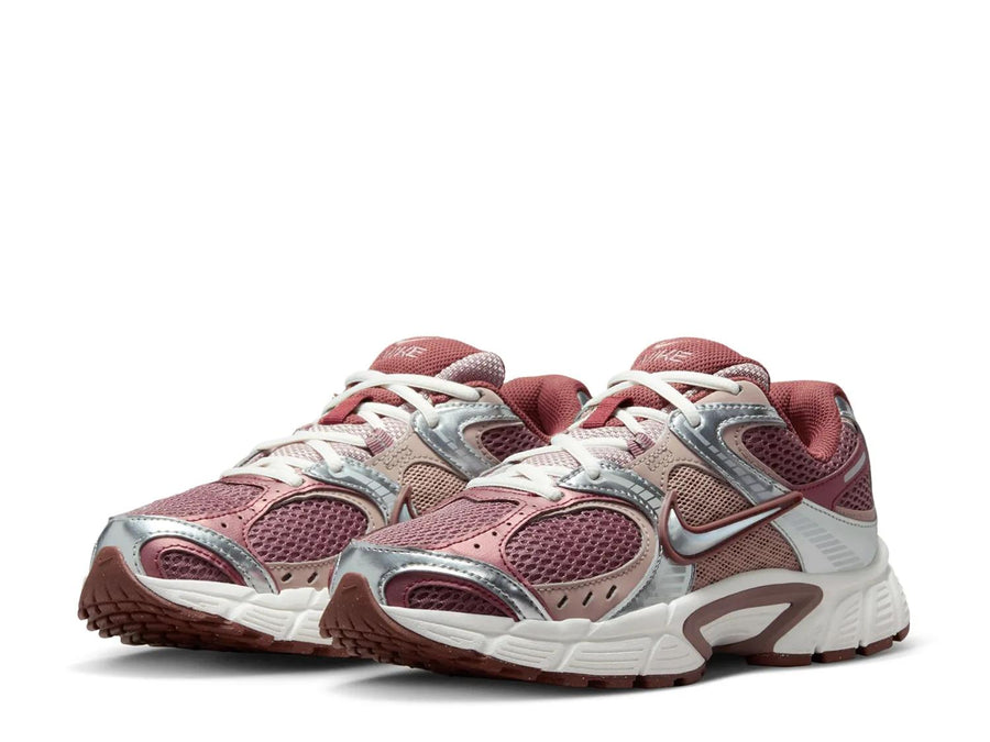 Nike V5 RNR Sneaker - Women's